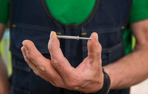 Slagpluksen Slagplugs, blanding af skrue/søm med rawlplug