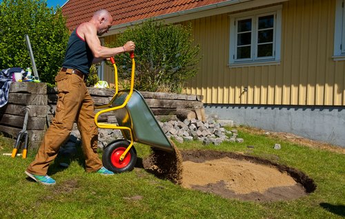 Grus fyldes i hullet med trillebør