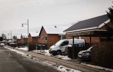 Villavej med typiske statslånshuse i røde mursten.