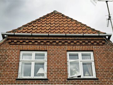 På mange murermesterhuse er udhænget meget lille, hvilket gør det svært at efterisolere udefra.