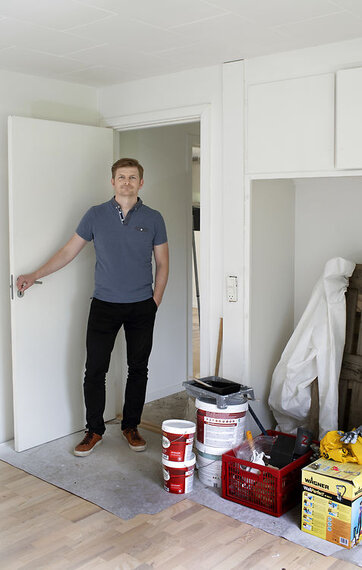 Casper Kirkemo Galán med malerbøtter i huset i Lejre