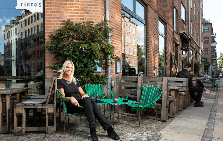 Arkitekt Dorte Mandrup ved et cafébord Dorte Mandrup sidder ved et cafébord med en kop kaffe