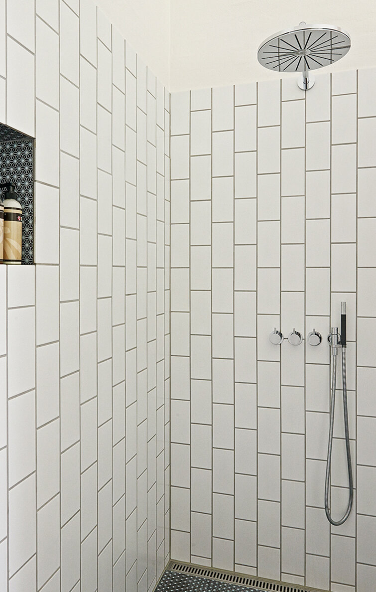 Fliseinspiration2 Bruseniche med aflange hvide keramiske, glaserede fliser, der sidder forskudt på højkant.