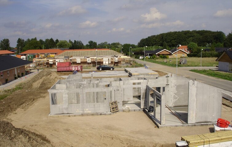 Letklinkerbetonelementer rejst i stueplan.