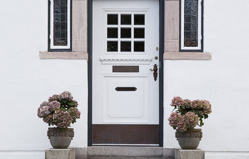 Patriciervilla med pompøs indgang.