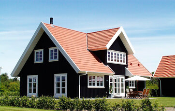 Lavenergihus klasse 1 med facade i sort træ