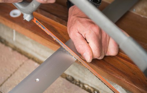 Skær skinnen med en nedstryger Nedstryger på aluminiumsskinne