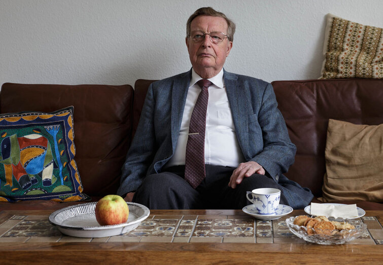 Torben Laubst sidder i sofa