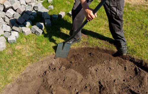 Kanter på bålplads graves til, så de er vinkelrette med bunden