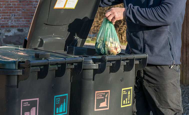 Mand sorter sit lugtende affald