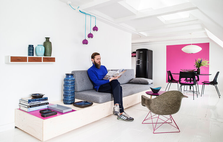Kristian Lillelund læser et magasin i sofaen