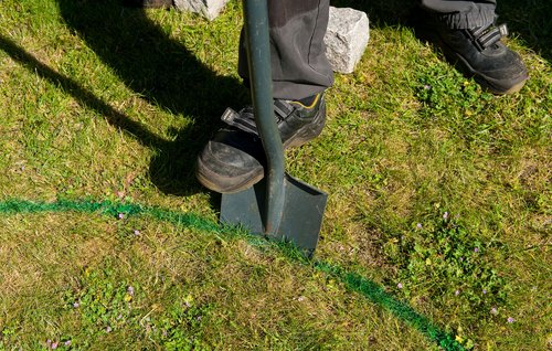 spade stikkes ned i aftegnet cirkel