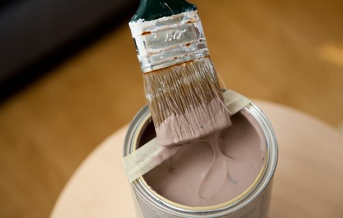 Malertape på malerbøtten