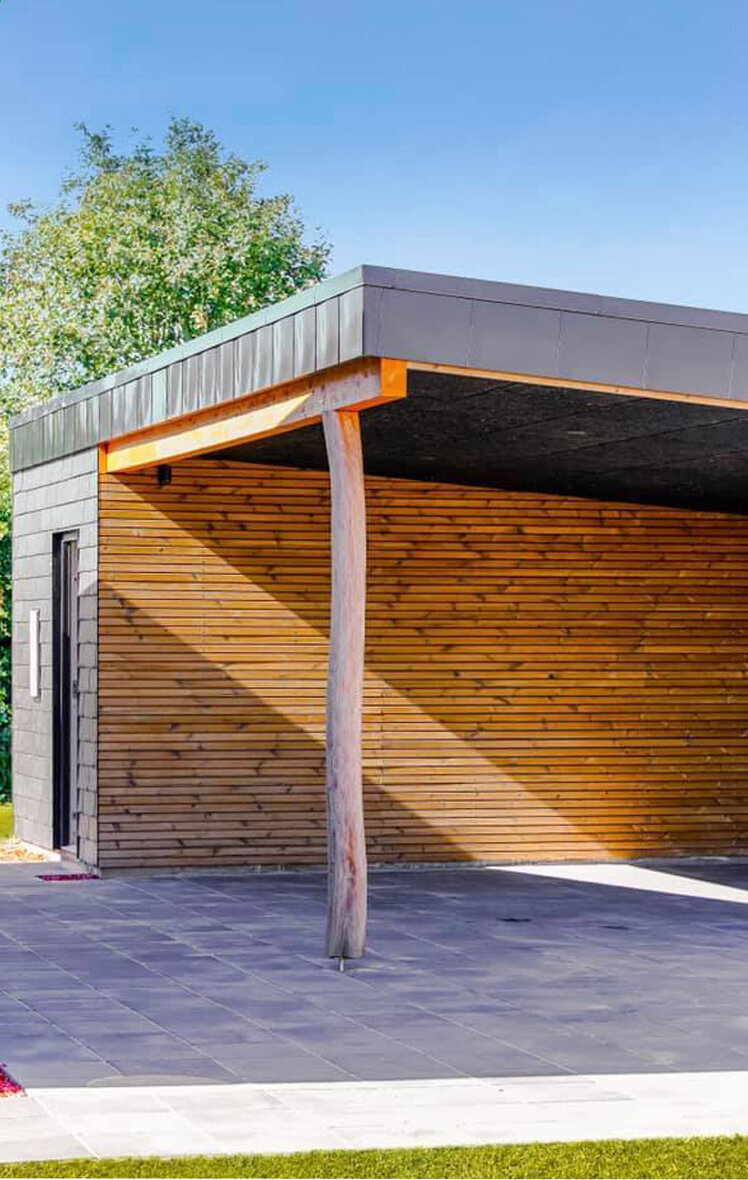 Genbrugt stolpe støtter tag på carport