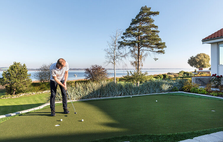Kunstgræsbane til golf og fjordudsigt