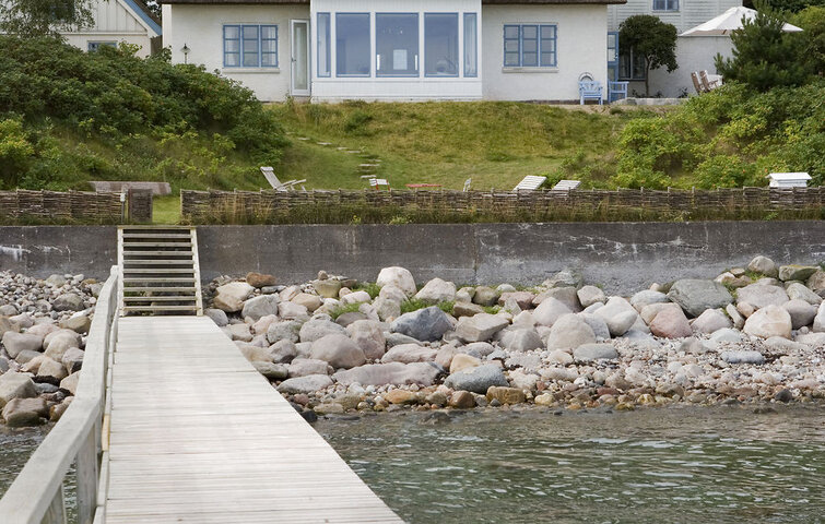 Badebro af trykimprægneret træ