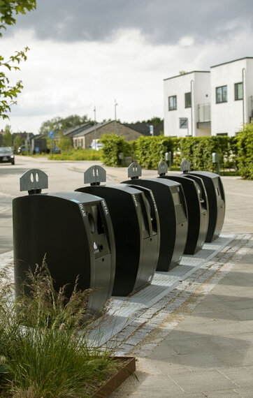 Affaldscontainere i Nærheden er gravet ned i jorden