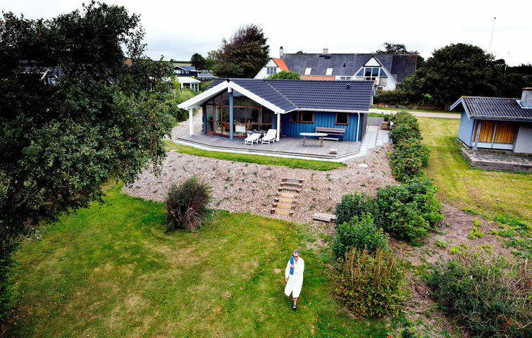 Mies sommerhus ligger ved vandet. Foto: Carsten Ingeman