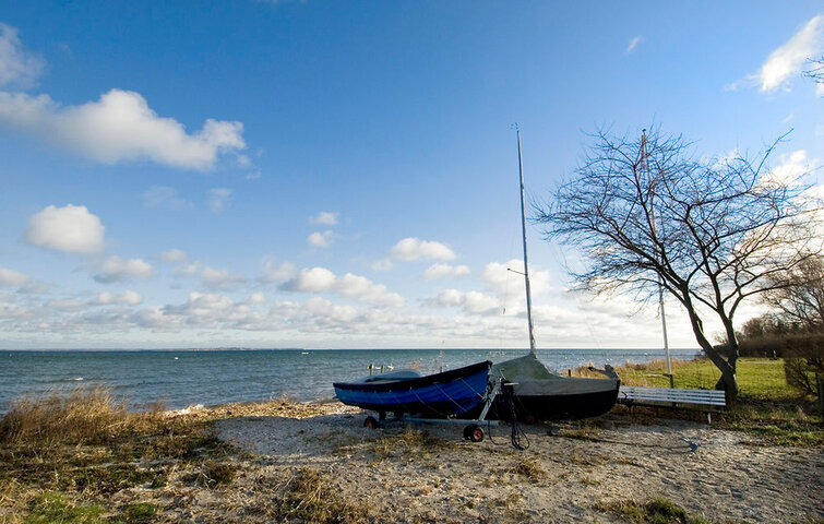 Båd ligger på sandet på privat strand