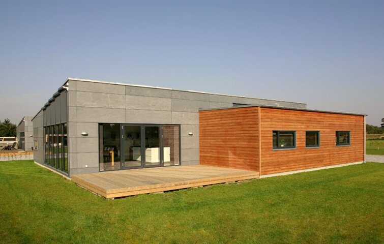 Facade i fibercement og træ.