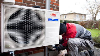 Skrot dit olie- eller gasfyr: Få varme på abonnement med en varmepumpe
