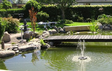 Springvand i midten af stor havedam