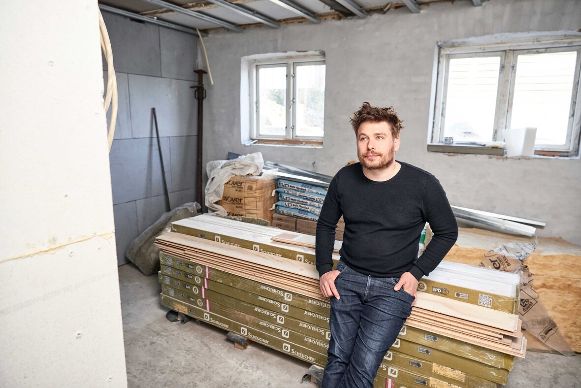 Gulvbrædder stablet op i kælderen