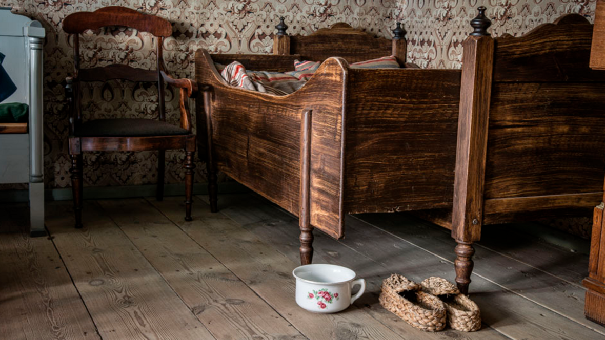 Natpotte ved siden af seng i Den Gamle By