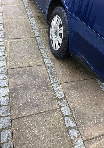 Bil holder ulovligt parkeret på fortov