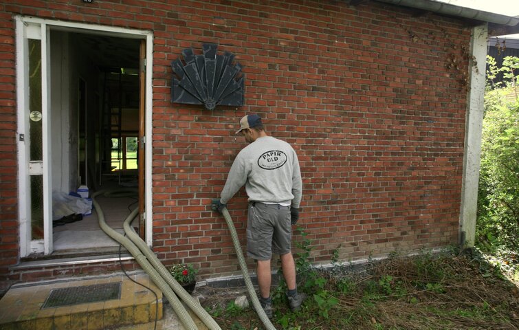 Væg isoleres med papiruld. Hulmursisolering - papiruld blæses ind i mur