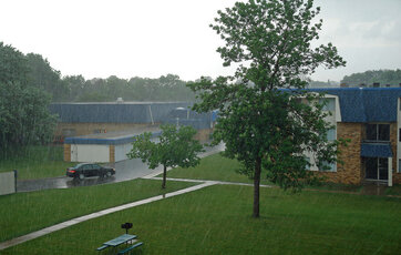kraftig regn over lille by