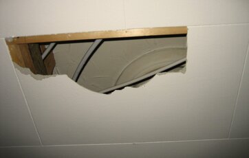 asbestholdig loftsplade med stort hul
