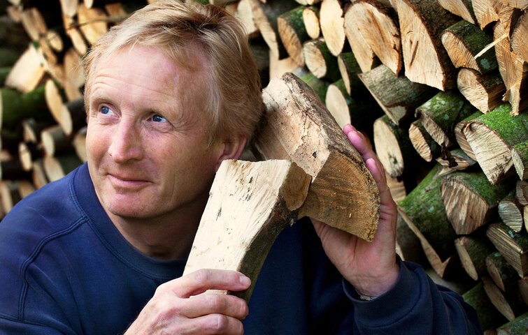 Brænde skal give en skarp lyd, når du slår to stykker mod hinanden for at være tørt nok til at putte i brændeovnen.