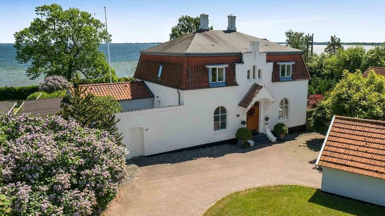 Stort, hvidt hus på grund med havudsigt