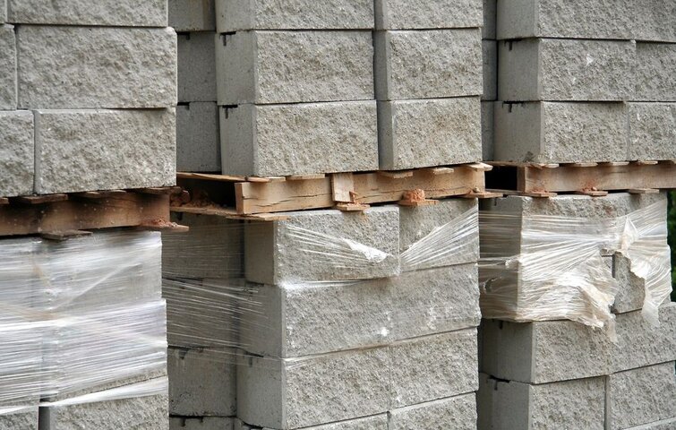 Stablede cementblokke