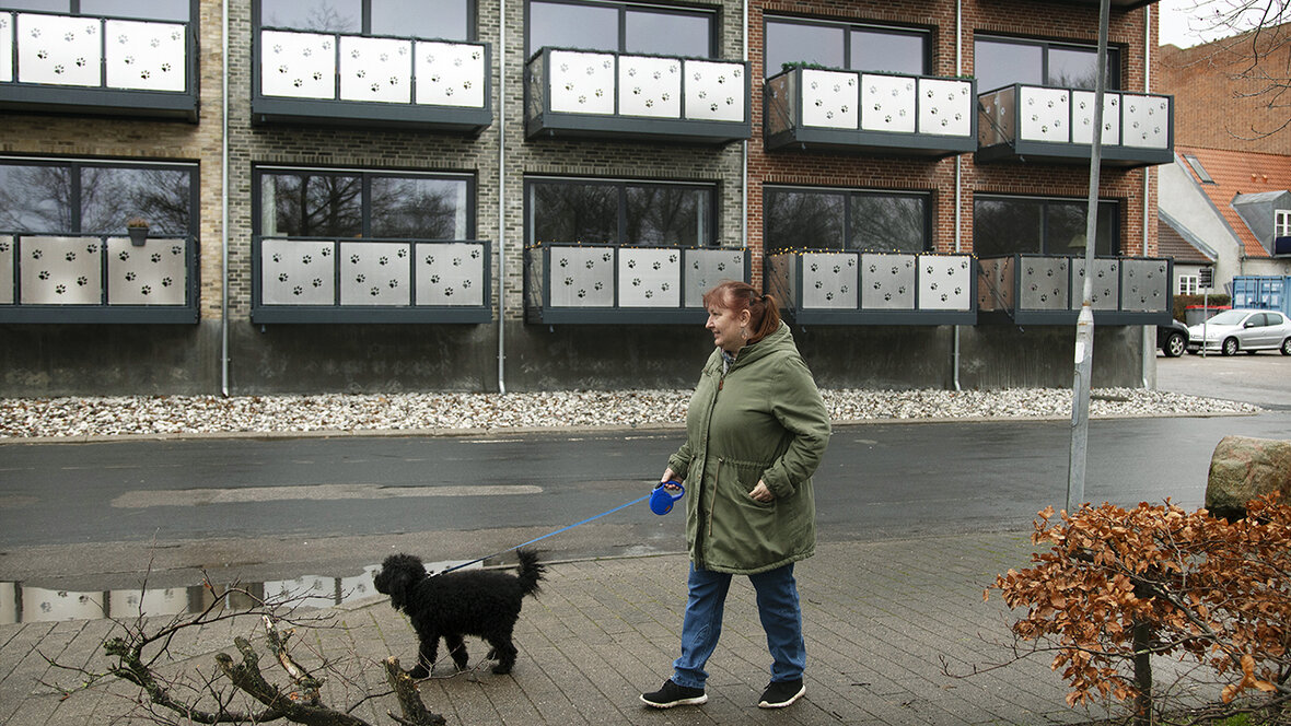 Linda Hansen går tur med Malthe foran Hundehuset