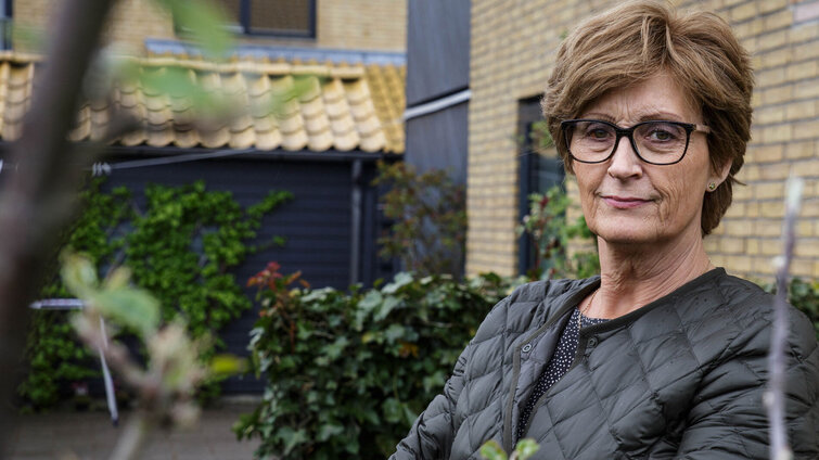 Jette Ernstsen foran sit rækkehus