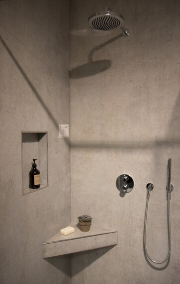 Betonlook2 Bruseniche med store fliser i betonlook.