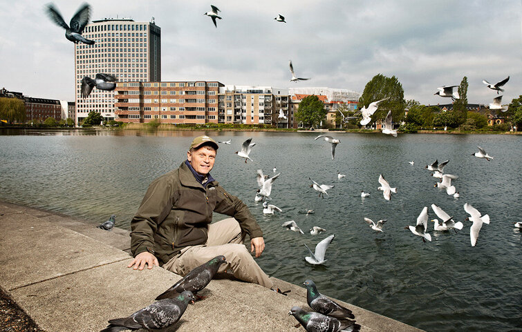 Vildtkonsulent i Naturstyrelsen, Sven Norup, ved søerne i København md masser af måger og duer omkring sig