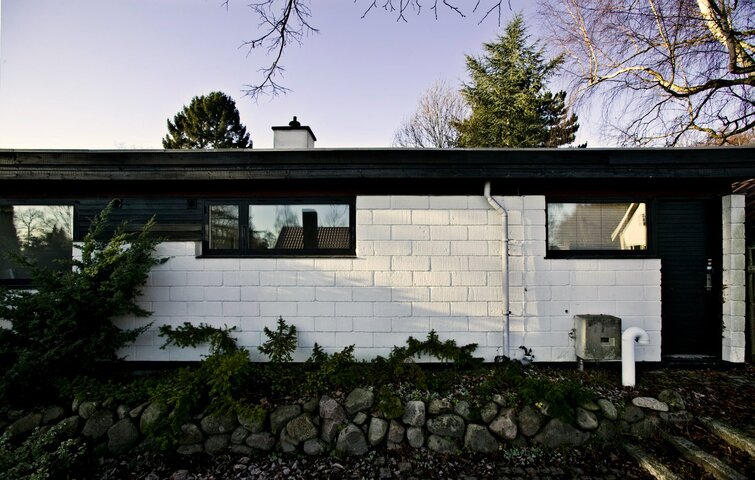 Modernistisk hus med facade i kalkede gasbetonblokke.