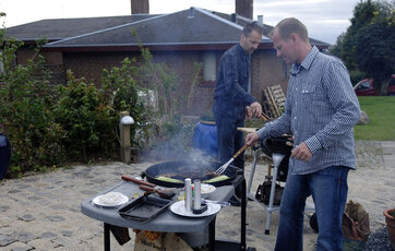 mand ved grill mand ved grill