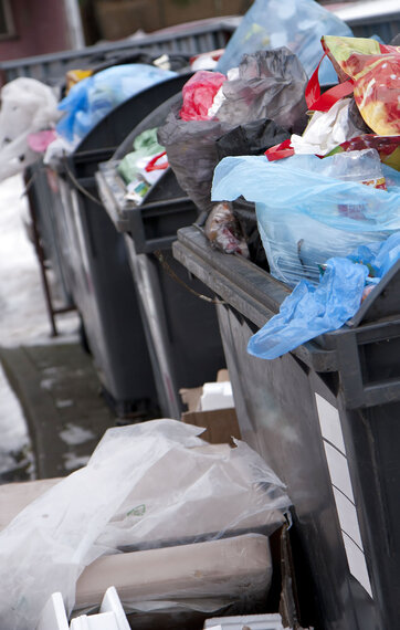 fyldte affaldscontainere der ikke bliver hentet