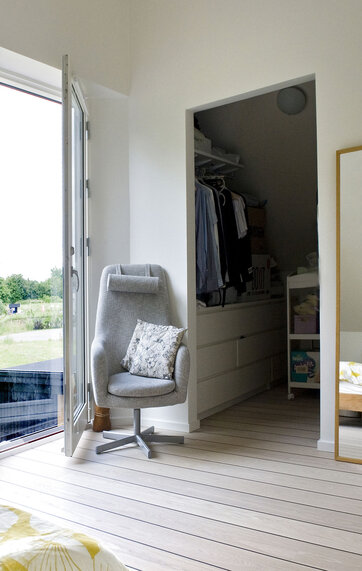 Lav walk-in closet i skunk