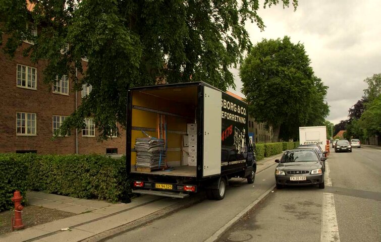 Flyttebil parkeret foran etageejendom