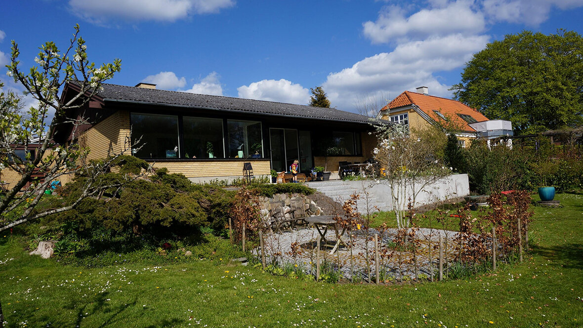 Facade på træhus med brædder, der er fræset riller i