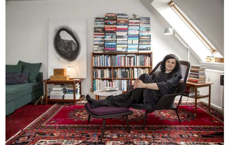 Heidi Laura får hele tiden bøger på grund af sit arbejde. Yndlingsrummet er biblioteket på 2. sal, hvor hun har gjort det til en del af rummets charme, at der ligger bunker af bøger overalt – dog i fin og dekorativ orden. Foto: Heidi Lundsgaard