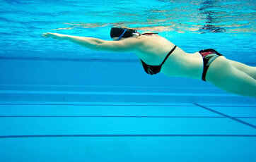 kvinde svømmer i swimmingpool