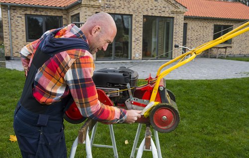 Plæneklipperen står på et par bukke