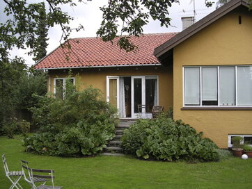 Parcelhus med pudset facade