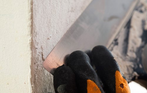 Stykke af væg spartles plant med grå puds